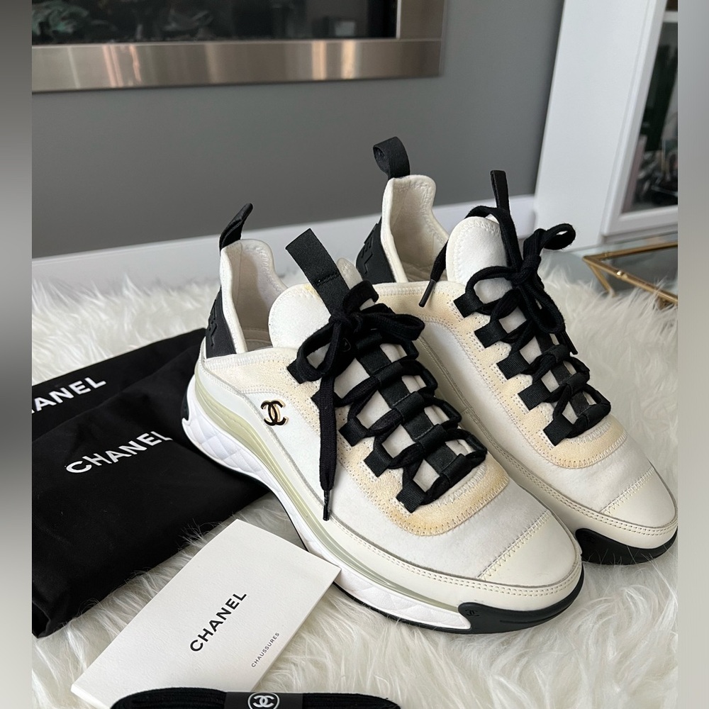Chanel Velvet Calfskin Mixed Fibers CC sneakers. Size 7 Ivory